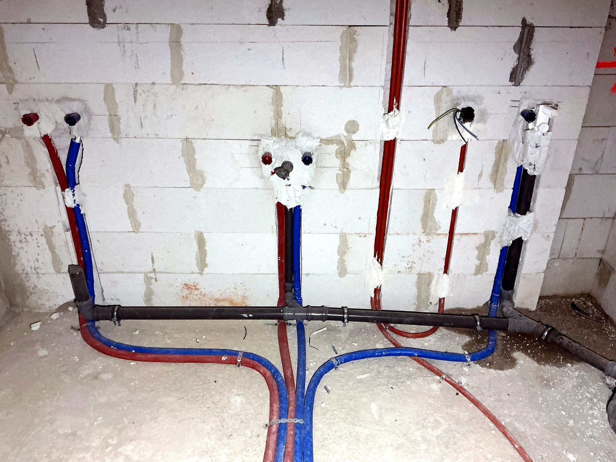 Szabályos falszakasz gépészeti kiállásokkal