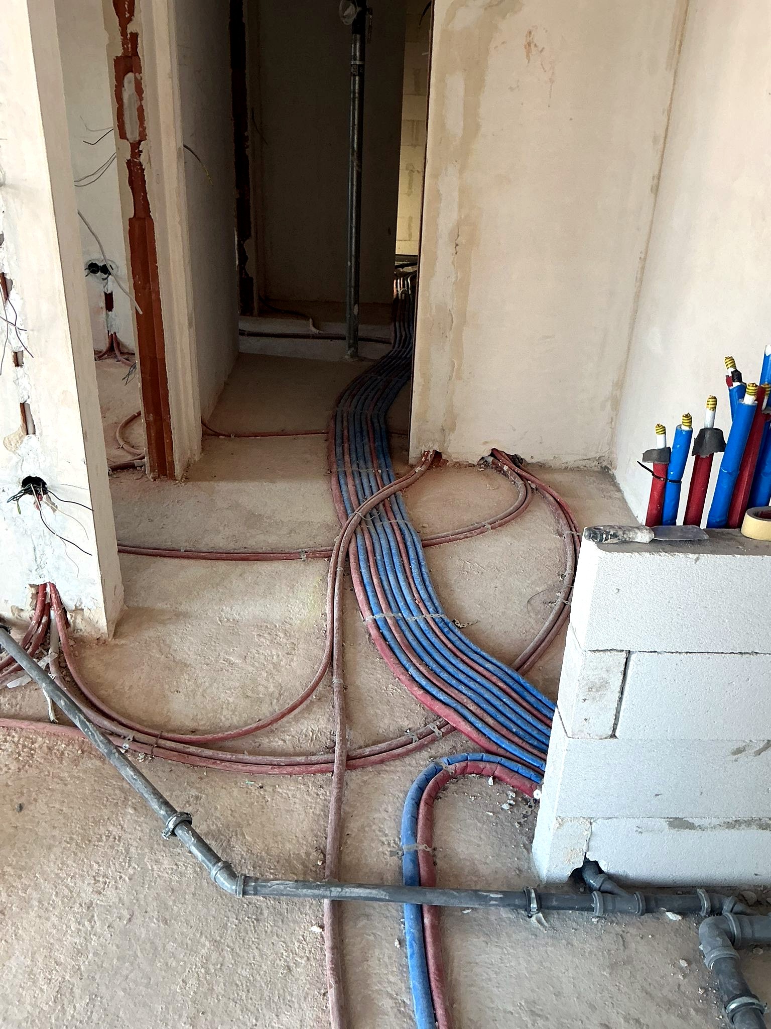 Padlón vezetett csőhálózat